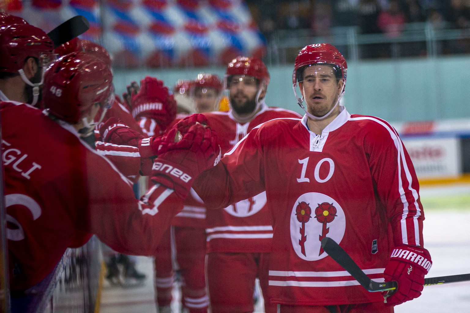 SC Rapperswil-Jona Lakers Stuermer Roman Cervenka feiert seinen Treffer zum 3-0 waehrend dem Eishockey-Meisterschaftsspiel der National League zwischen den SC Rapperswil-Jona Lakers und den ZSC Lions  ...