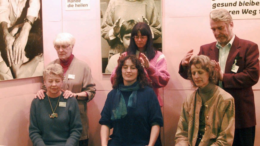 Die 15. Basler PSI-Tage begannen am Freitag, 28. November 1997, in der Mustermesse in Basel. 2000 Teilnehmer und Besucher werden erwartet. Unser Bild zeigt drei Heiler im Einsatz an der Begleit-Ausste ...