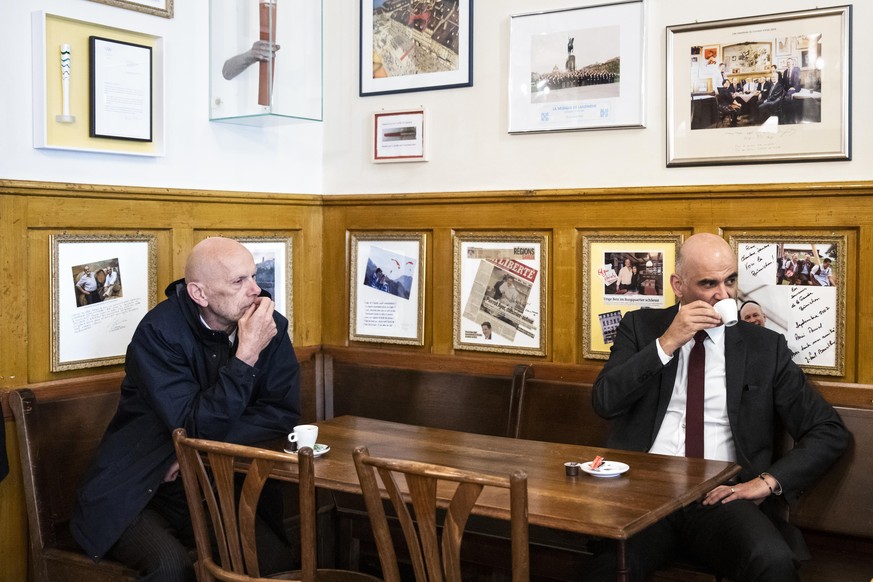 QUALITY REPEAT: KORRIGIERT TONWERTE --- Bundesrat Alain Berset, rechts, und Daniel Koch, Delegierter des BAG fuer COVID-19, besuchen das Restaurant Cafe du Gothard, am Dienstag, 12. Mai 2020 in Fribou ...