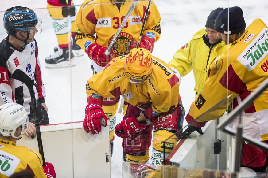 Langnau&#039;s Antti Erkinjuntti, Mitte, geht verletzt vom Feld direkt in die Garderobe, waehrend dem Eishockey-Meisterschaftsspiel der National League zwischen dem SC Bern und den SCL Tigers am Samst ...