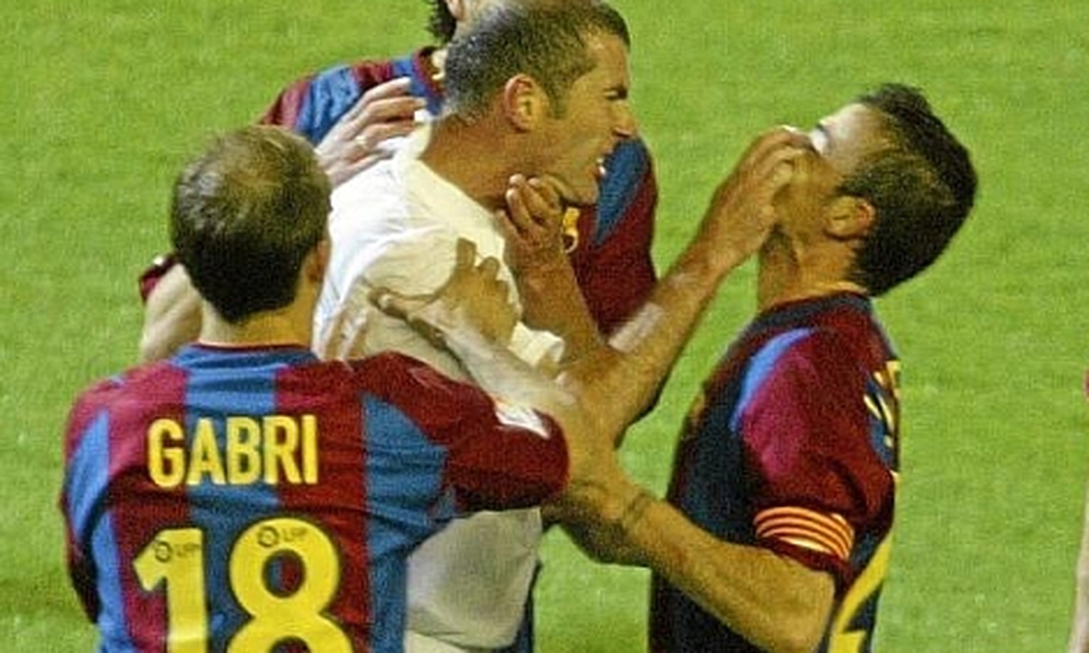 Zidane packt Luis Enrique an der Nase.