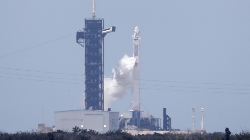 epa08454743 Liquid oxygen vents as fuel is loaded 20 minutes before the planned launch of the manned SpaceX Falcon 9 Crew Dragon Demo-2 mission at the Kennedy Space Center, Florida, USA, 30 May 2020.  ...