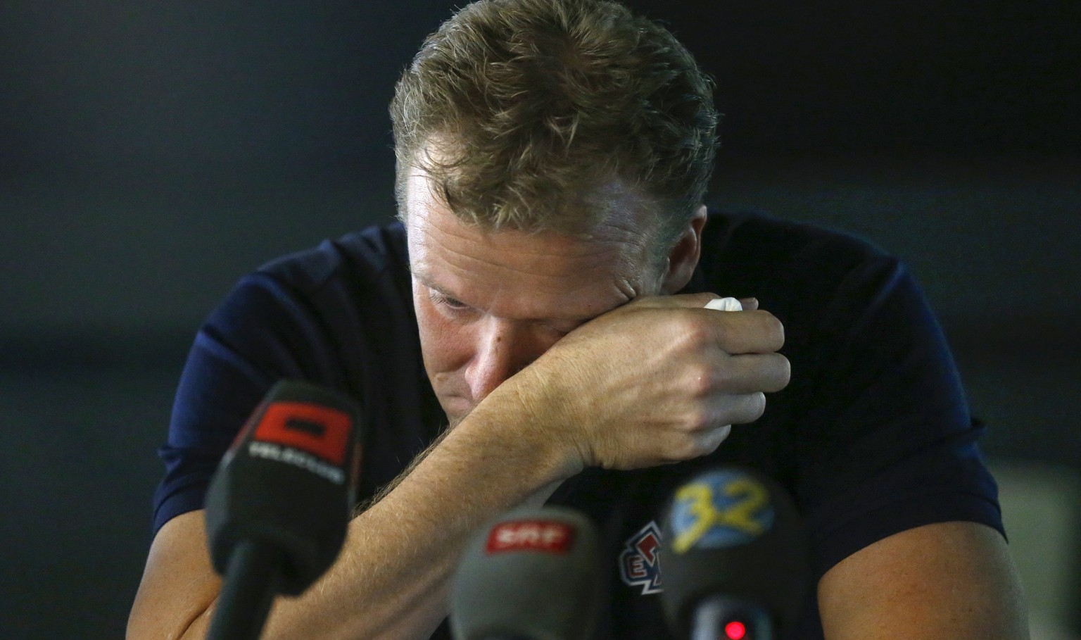 Schläpfer hat während der Pressekonferenz mit Tränen zu kämpfen.