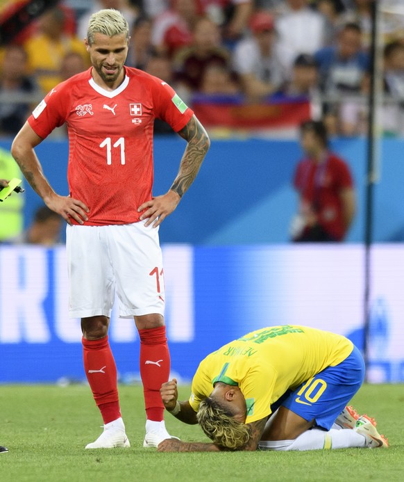 ARCHIVBILD ZUR AUSSORTIERUNG VON BEHRAMI AUS DER SCHWEIZER NATIONALMANNSCHAFT -- Switzerland&#039;s midfielder Valon Behrami, left, reacts next to Brazil&#039;s forward Neymar, right, during the FIFA  ...