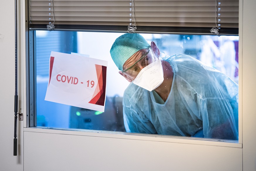 ARCHIVBILD --- ZUM SORGENBAROMETER 2020 DER CREDIT SUISSE STELLEN WIR IHNEN FOLGENDES BILD ZUR VERFUEGUNG --- Medical personnel at work in the intensive care unit of the Sion hospital (Hopital de Sion ...