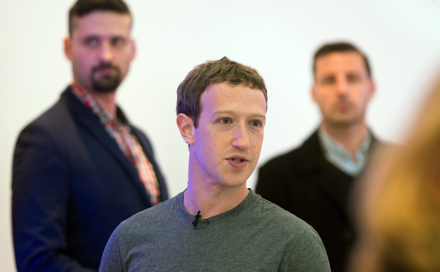 epa05180310 Facebook CEO Mark Zuckerberg at the Facebook Innovation Hub in Berlin, Germany, 25 February 2016. Zuckerberg presented studies on Artificial Intelligence inter alia. Mark Zuckerberg, found ...