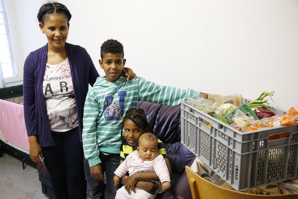 Eine Flüchtlingsfamilie aus Eritrea in der Schweiz erhält gespendete Lebensmittel (01.05.2015).