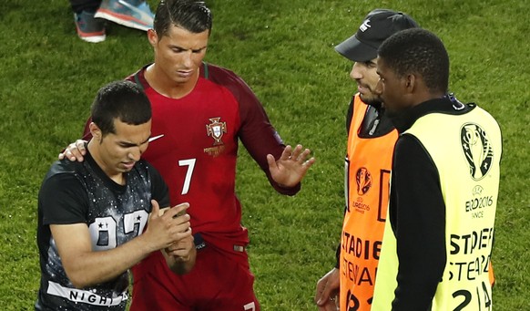 Security will ihn wegschaffen, aber Ronaldo möchte dem Fan das Selfie ermöglichen.