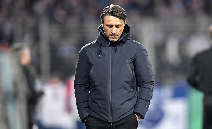 Bayern&#039;s head coach Niko Kovac walks in his coaching zone during the German soccer cup, DFB Pokal, second Round match between VfL Bochum and Bayern Munich in Bochum, Germany, Tuesday, Oct. 29, 20 ...