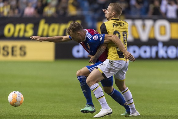 epa06938965 Basel&#039;s Silvan Widmer (L) fights for the ball against Vitesse&#039;s Alexander Buettner, during the UEFA Europa League third qualifying round first leg match between Netherland&#039;s ...