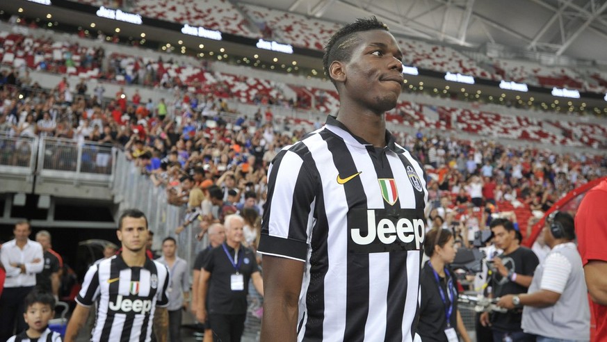 epa04356158 Juventus Turin player Paul Pogba walking out on the pitch prior to a friendly match between Juventus Turin and a Singapore Selection at the National Stadium in Singapore, 16 August 2014 EP ...