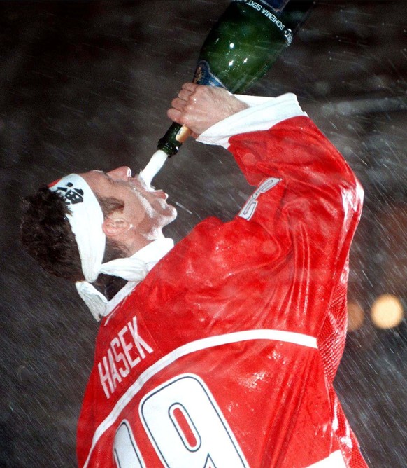 So wollen wir Hiller am Ende des Turniers auch sehen: Dominik Hasek feiert mit Tschechien Olympia-Gold 1998 in Nagani.