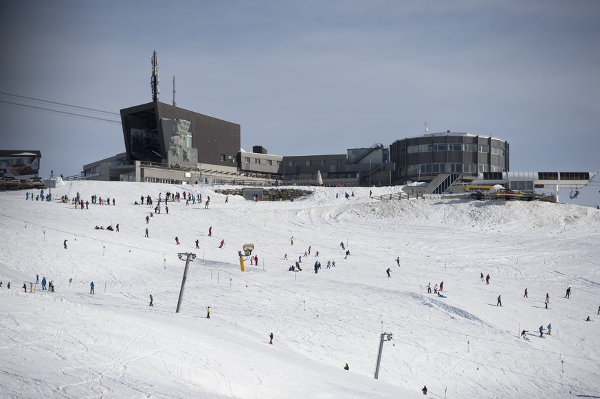 Menschen vergnuegen sich auf den Pisten unter der Bergstation des Crap Sogn Gion, waehrend den Skiferien im Skigebiet Flims Laax Falera, am Montag, 22. Februar 2016, in Laax. (KEYSTONE/Gian Ehrenzelle ...