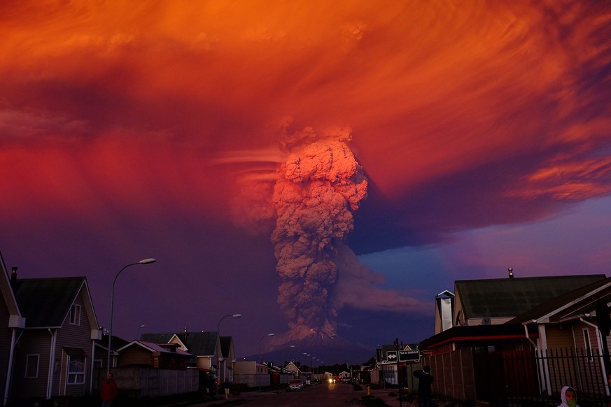 Ausbruch des Calbuco-Vulkans in Chile. (22. April 2015, Bild: EPA/ALEX VIDAL BRECAS)