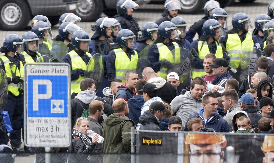 Fans des FC Zürich werden von der Polizei eingekesselt.