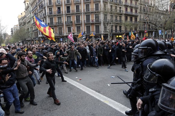 Catalan Mossos d&#039;Esquadra regional police officers clash with pro-independence supporters trying to reach the Spanish government office in Barcelona, Spain, Sunday, March 25, 2018. Grassroots gro ...
