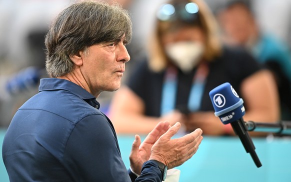 epa09285873 Germany&#039;s head coach Joachim Loew applauds fans as he talks to the media prior to the UEFA EURO 2020 group F preliminary round soccer match between Portugal and Germany in Munich, Ger ...