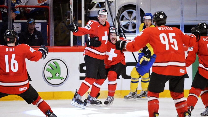 epa03708077 Switzerland&#039;s Roman Josi (2nd L) celebrates with his teammate Morris Trachsler (C) after scoring the opening goal during the 2013 Ice Hockey IIHF World Championships gold medal match  ...