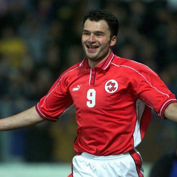 Switzerland&#039;s Stephane Chapuisat jubilates after scoring the second goal for his team on Wednesday, March 31, 1999 during the Eurochamps qualifying soccer match Switzerland vs. Wales in Zuerich,  ...