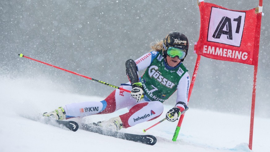 epa05689847 Lara Gut of Switzerland clears a gate during the first run of the women&#039;s FIS Alpine Skiing World Cup Giant Slalom race in Semmering, Austria, 28 December 2016. EPA/CHRISTIAN BRUNA