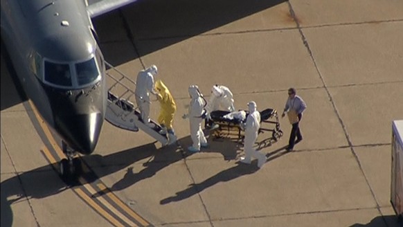 Die zweite infizierte Person in den USA, eine Krankenschwester, wird von Texas in ein Spital nach Dallas gebracht.