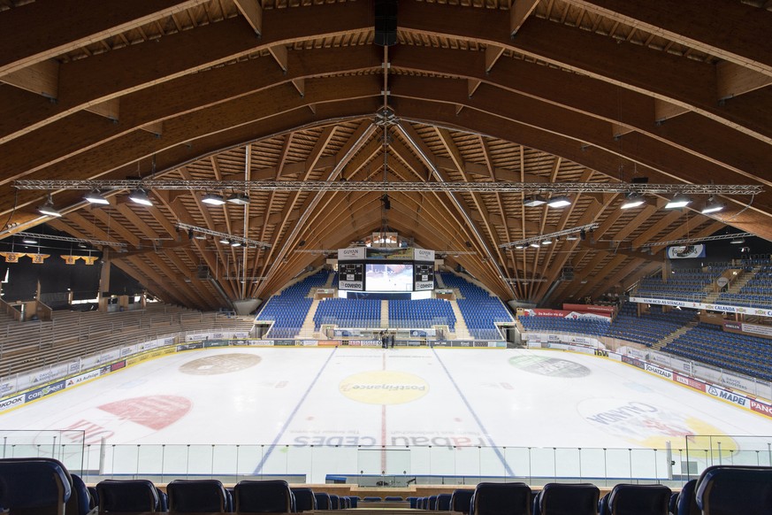 Blick auf die umgebaute Suedtribuene der Vaillant Arena (Bildmitte), aufgenommen am Freitag, 18. Oktober 2019, in Davos. Die Arena wird ueber drei Soemmer fuer 25,5 Millionen Franken saniert. Die Auss ...