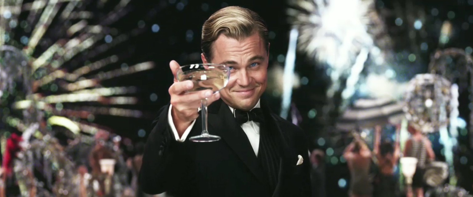 https://www.thekindland.com/culture/15-times-leo-looked-right-at-you-1007 leonardo dicaprio leo cheers cocktail great gatsby martini wodka gin trinken alkohol drinks drink hollywood prost