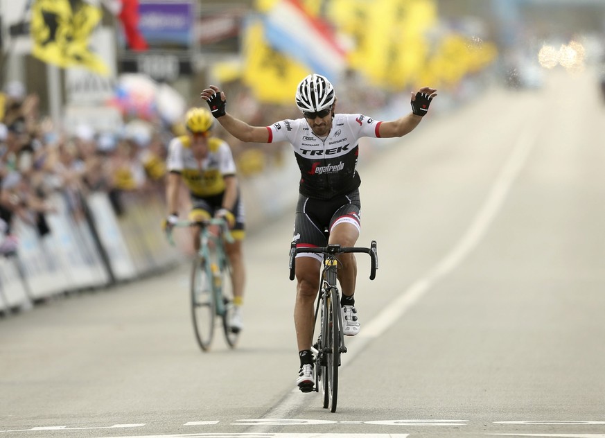 Er war der Favorit, aber Fabian Cancellara verpasst den Sieg. Trotzdem jubelt er auf der Ziellinie.
