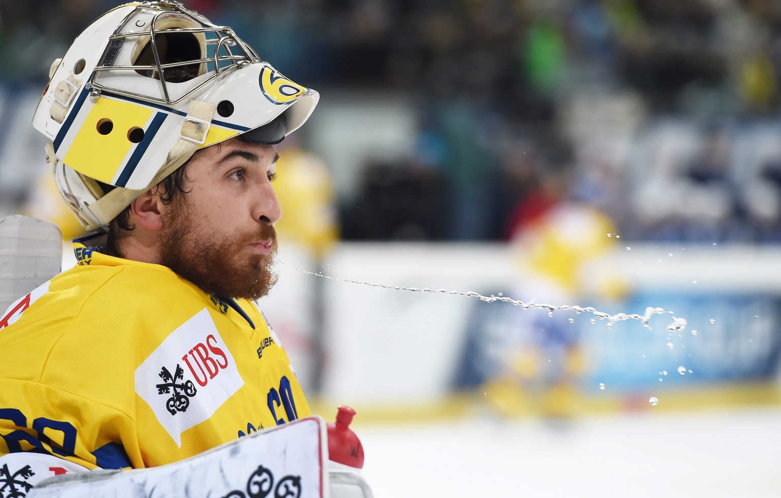 epa05690348 Davos goalkeeper Melvin Nyffeler during the game between HK Dinamo Minsk and Switzerlands HC Davos at the 90th Spengler Cup ice hockey tournament in Davos, Switzerland, 28 December 2016. E ...