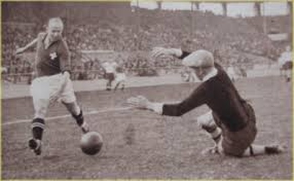 «Trello» Abegglen schiesst an der WM 1938 gegen Deutschland den Ausgleich.