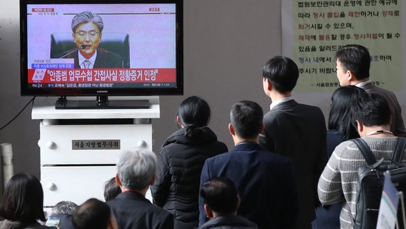 epa06648906 People watch the live televised trial of impeached former President Park Geun-hye in the lobby of the Seoul Central District Court in Seoul, South Korea, 06 April 2018. Former president Pa ...