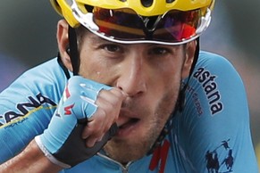 Vincenzo Nibali feiert seinen Etappensieg mit einem Daumenlutscher.