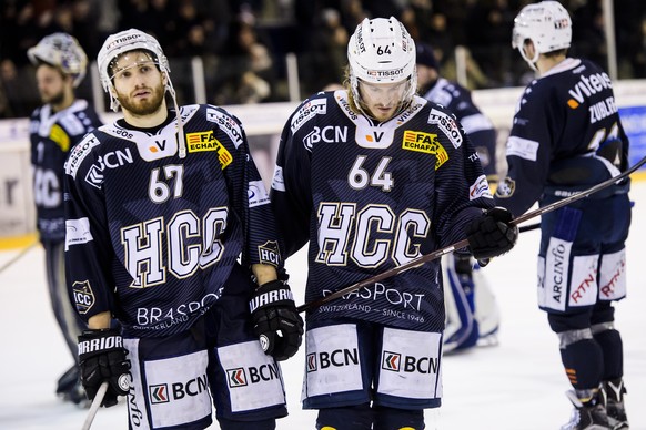 Deception des joueurs neuchatelois Simon Sterchi et Daniel Eigenmann, lors du 5eme match des quarts de finales de playoff du championnat suisse de hockey sur glace, Swiss League, entre le HC La Chaux- ...