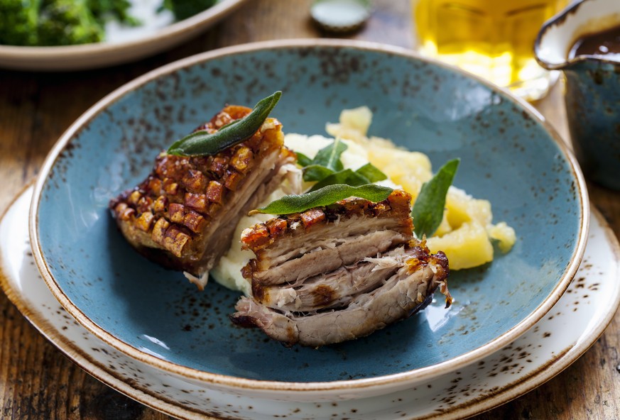 crackled pork belly schweinebauch knusprig englisches essen food brossbritannien