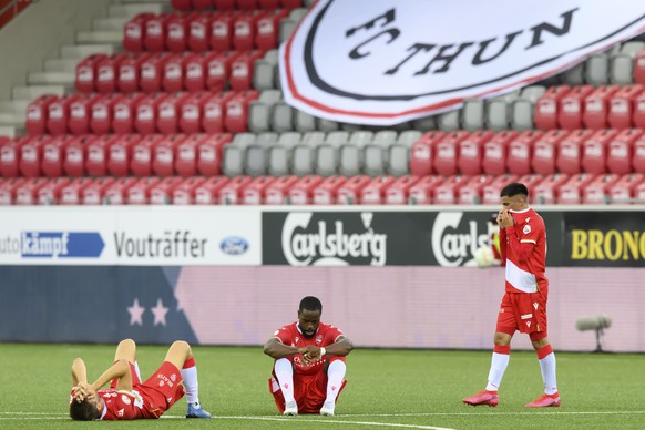 Thuns Simone Rapp, Thuns Ridge Munsy, Thuns Hiran Ahmed, von links, reagieren nach der Niederlage, im Fussball Barrage Rueckspiel zwischen dem FC Thun aus der Super League und dem FC Vaduz aus der Cha ...