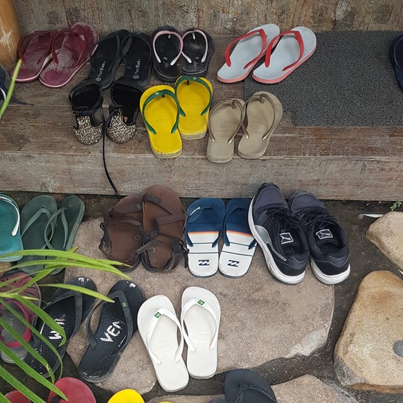 Eingang zum Coworking-Space in Canggu, Bali: Schuhe jeglicher Art sind hier nicht erlaubt.