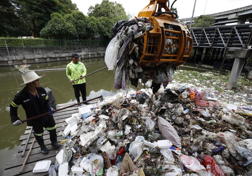 epa07798693 Thai city workers gather garbage and plastic waste for collecting at Khlong Saen Saep canal in Bangkok, Thailand, 28 August 2019. Thailand generates nearly 30 million tons of garbage each  ...