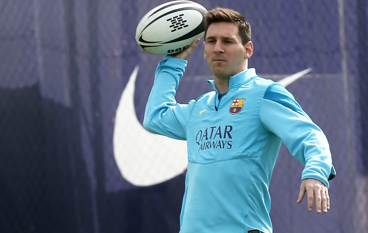 Kurz vor Ostern trainiert Lionel Messi mit einem Ei.