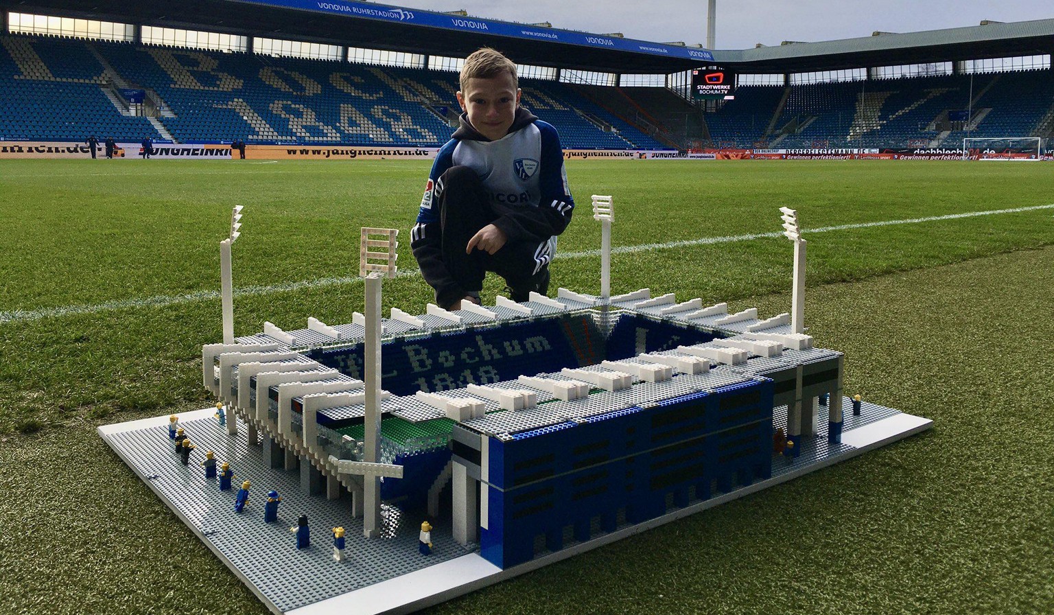 Immer wieder darf Joe Bryant seine Lego-Modelle im Original-Stadion präsentieren.