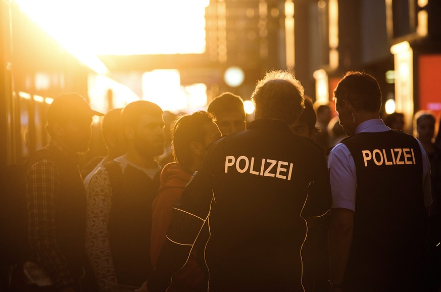 Deutsche Bundespolizisten in München begleiten Flüchtlinge in eines der zahlreichen Aufnahmezentren (12.09.2015).