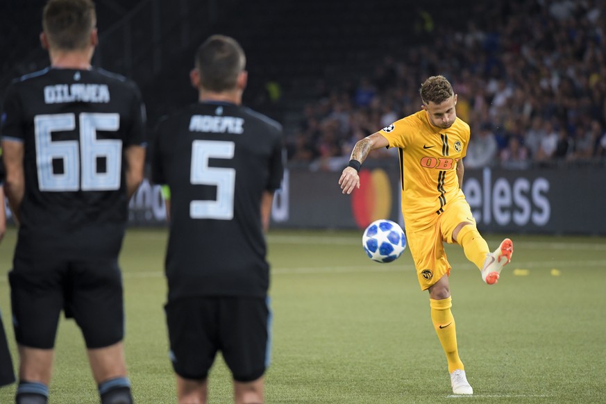 YB&#039;s Miralem Sulejmani, right, takes a free kick during the UEFA Champions League playoff match between Switzerland&#039;s BSC Young Boys and Croatia&#039;s GNK Dinamo Zagreb, in the Stade de Sui ...
