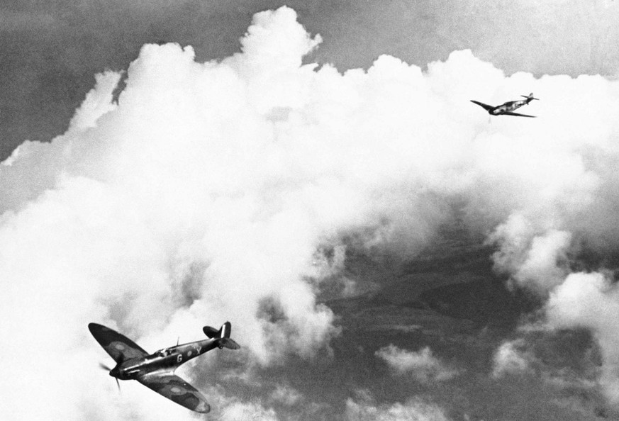 A German Messerschmitt 109 pursuit plane, right, chases a British Spitfire over English territory, 1941. (AP Photo) (KEYSTONE)