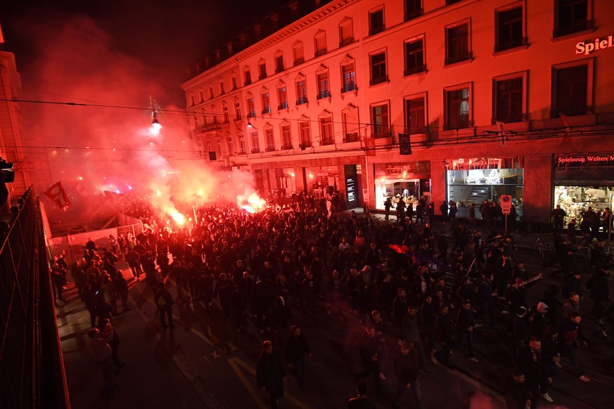 Fans des FC Basel feiern den 20. Meistertitel ihres Teams, in der Nacht auf Samstag, 29. April 2017, auf dem Barfuesserplatz in Basel. Trotz der Kaelte haben mehrere tausend Fussballfans auf dem Basle ...