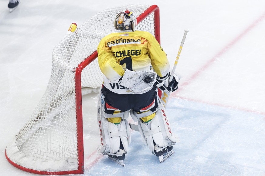Le gardien bernois Niklas Schlegel, encaisse le premier but lors de la rencontre du championnat suisse de hockey sur glace de National League entre le HC Fribourg-Gotteron et le SC Bern samedi, 23 nov ...