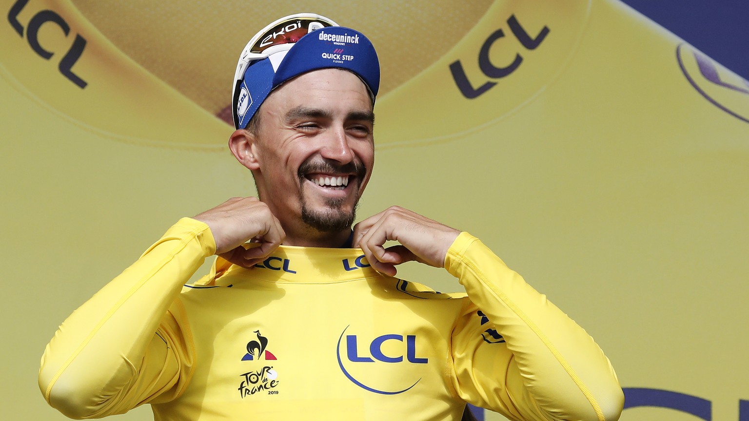 epa07725003 France&#039;s Julian Alaphilippe of Deceuninck Quick Step team celebrates on the podium retaining the overall leader&#039;s yellow jersey following the 12th stage of the 106th edition of t ...