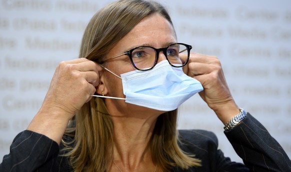Virginie Masserey, Leiterin Sektion Infektionskontrolle, BAG, setzt einem Schutzmaske auf, nach einer Medienkonferenz des Bundesrates zur aktuellen Lage im Zusammenhang mit dem Coronavirus, am Freitag ...