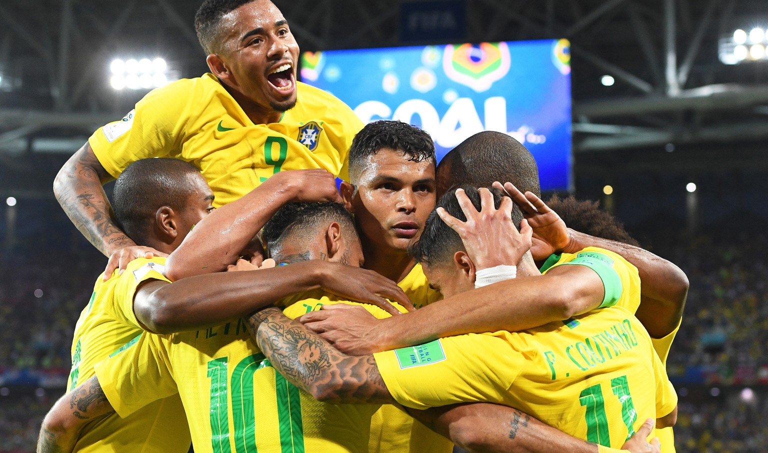 epa06845714 Thiago Silva (C) of Brazil celebrates with his teammates after scoring the 2-0 lead during the FIFA World Cup 2018 group E preliminary round soccer match between Serbia and Brazil in Mosco ...