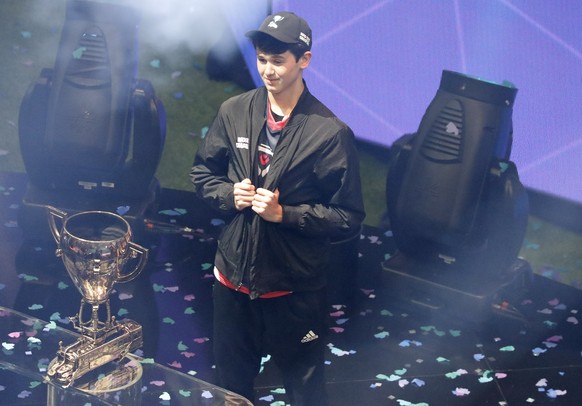 epaselect epa07746778 Fortnite player Bugha celebrates with the FortNite Championship Trophy after winning the finals of the Solo competition at the 2019 Fortnite World Cup at Flushing Meadows Arthur  ...