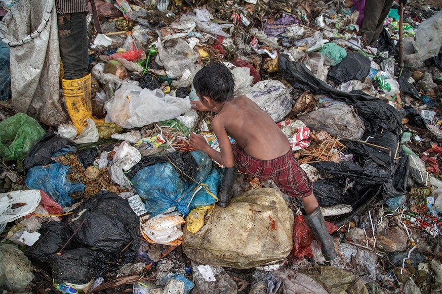 Ein Junge sammelt Verwertbares auf einer Müllhalde im kambodschanischen Siem Reap.