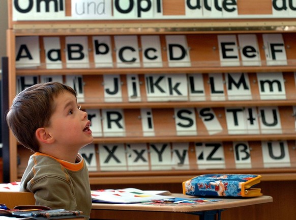 First grader Jakob pays close attention to the German lesson in the &#039;Friedensschule&#039; in Schwerin, Germany, October 7, 2004. (KEYSTONE/EPA/DPA/Jens Buettner)